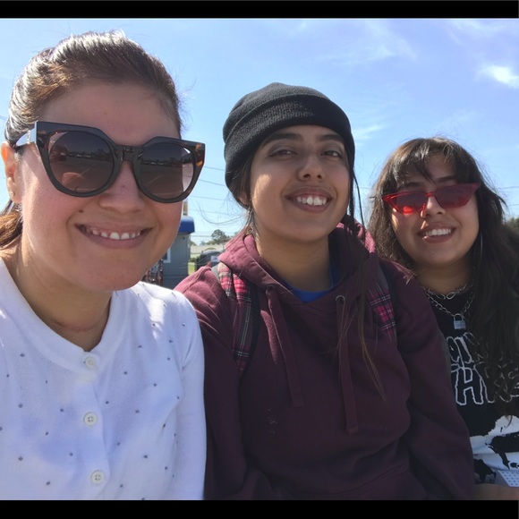 Meet your Posher, Cyn - Picture 3 of 6